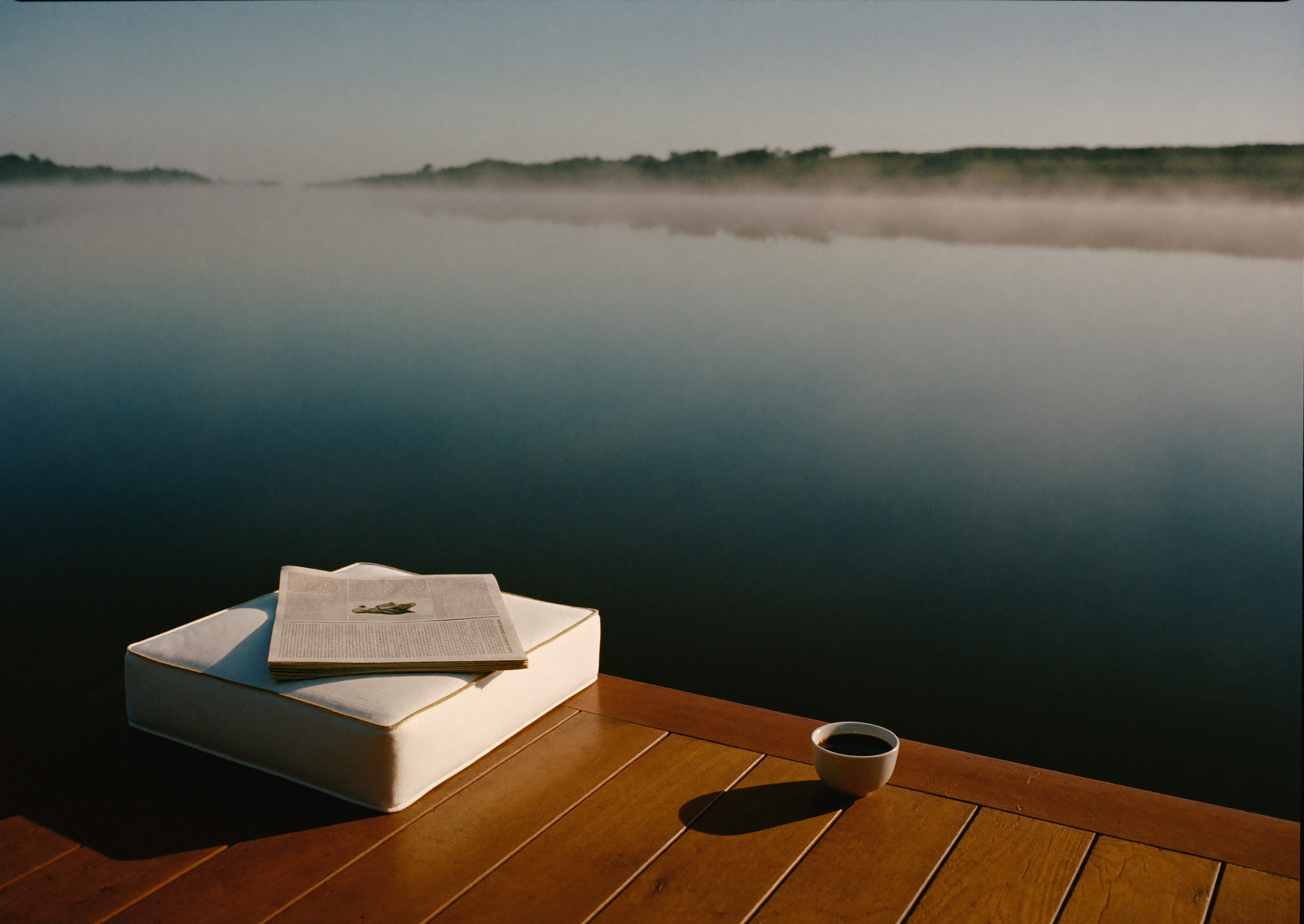 Deck com almofadas e café ao amanhecer no Lago Corumbá IV