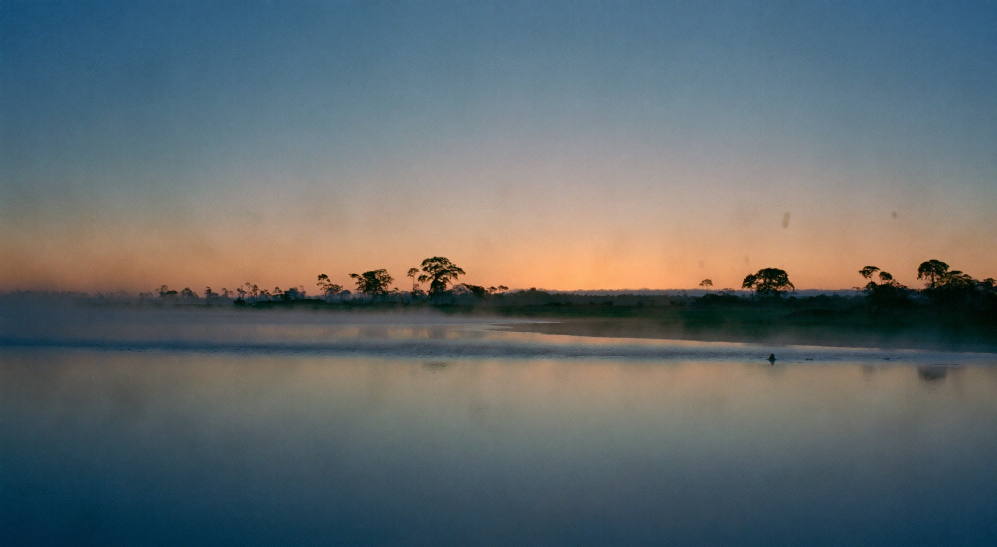 Horizonte do Lago Corumbá IV ao amanhecer