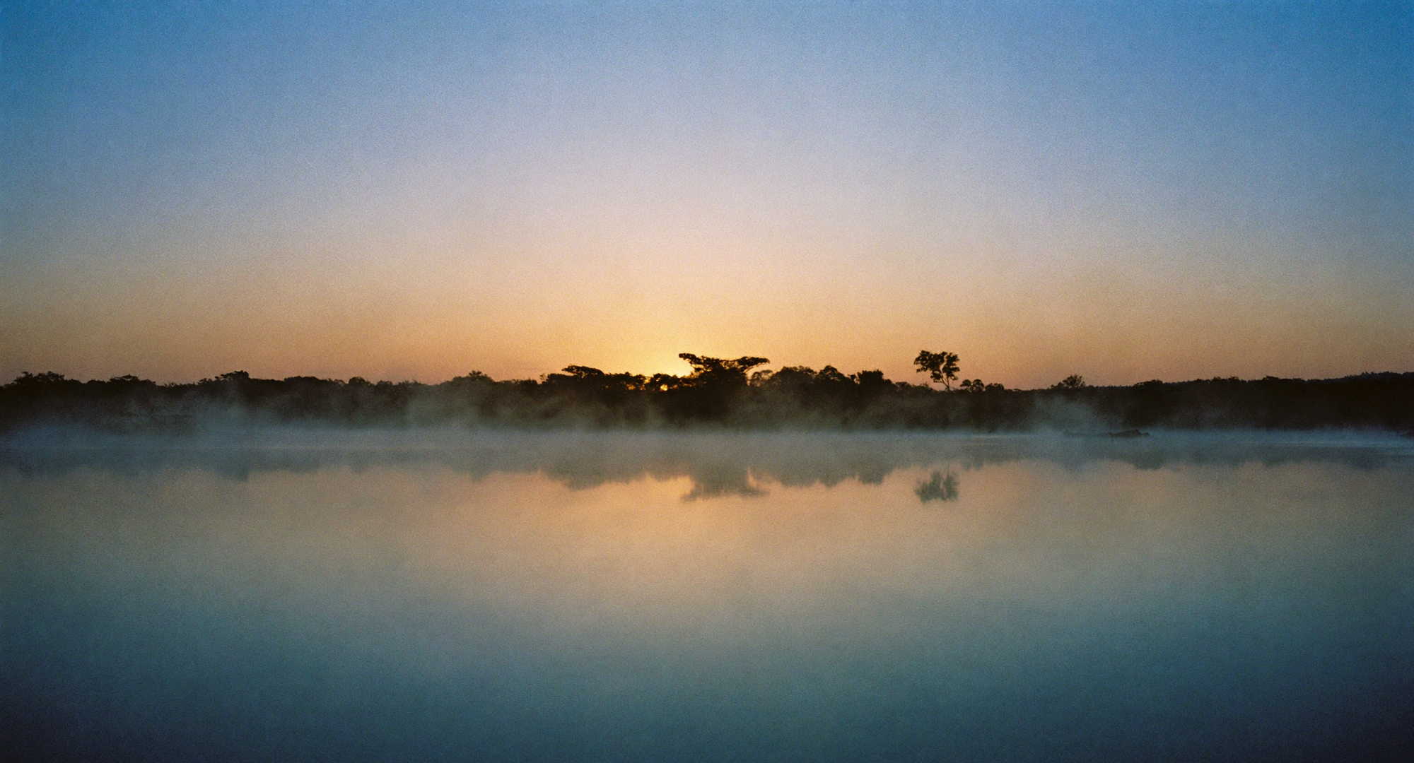 Vista panorâmica do Lago Corumbá IV com névoa ao amanhecer