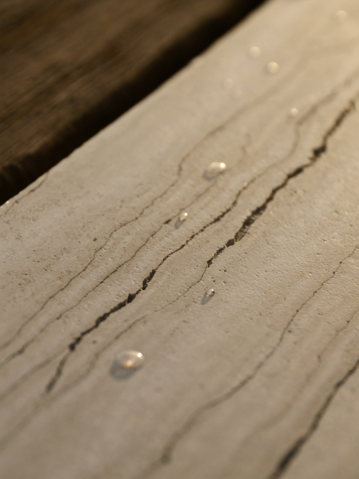 Detalhe do deck com gotas de orvalho ao amanhecer