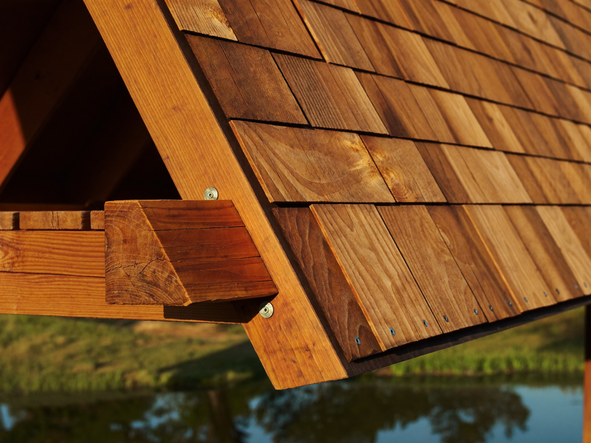 Detalhe do telhado A-frame com telhas shingle artesanais