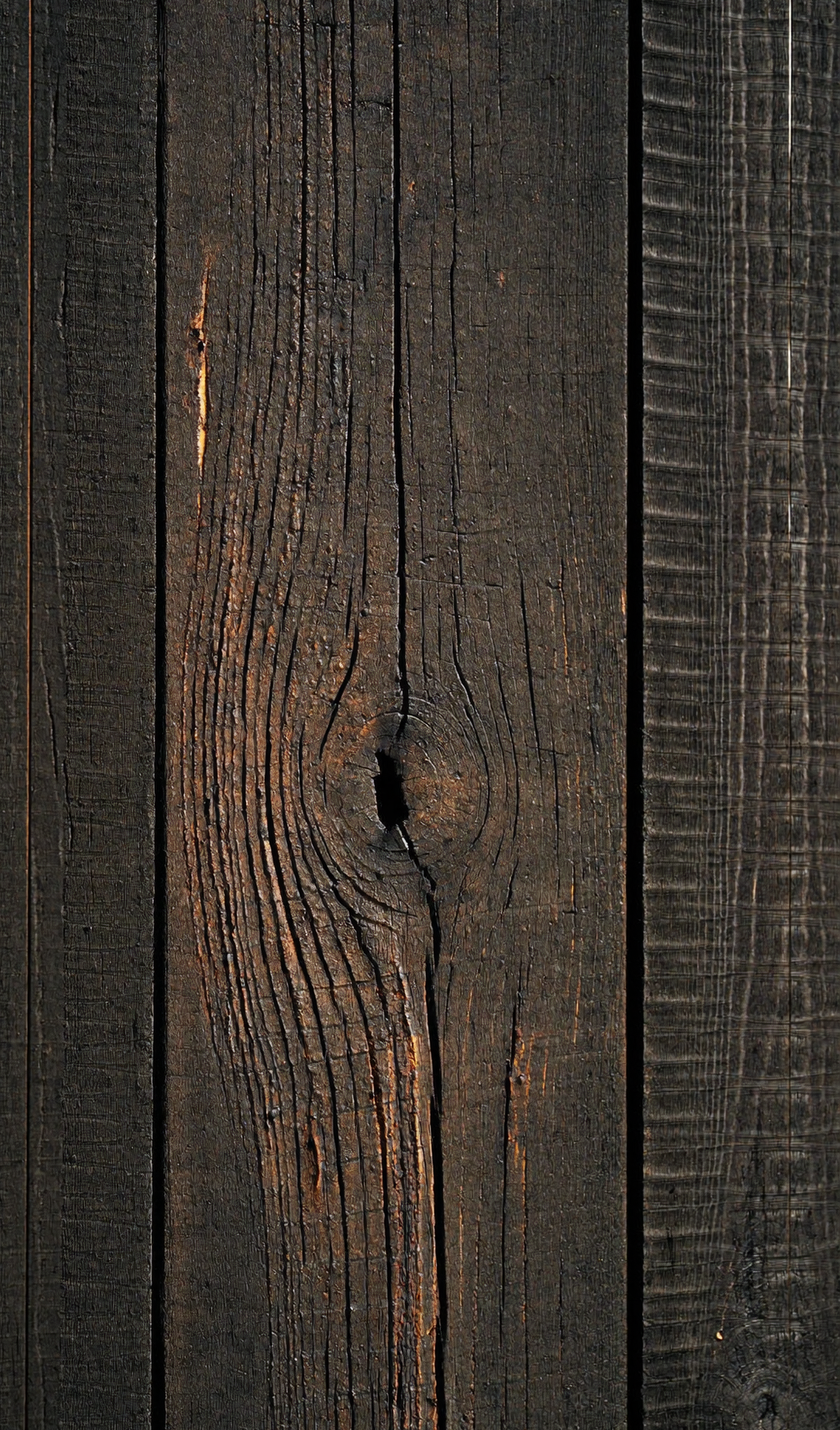 Detalhe de madeira queimada com textura artesanal shou sugi ban